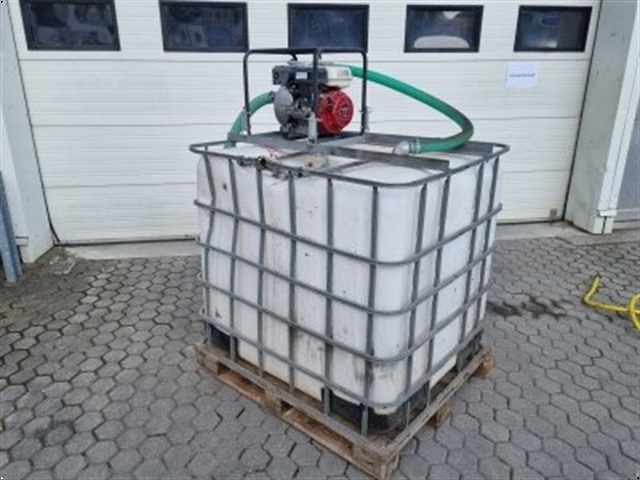 - - - 1000 l Wassertank mit Motor