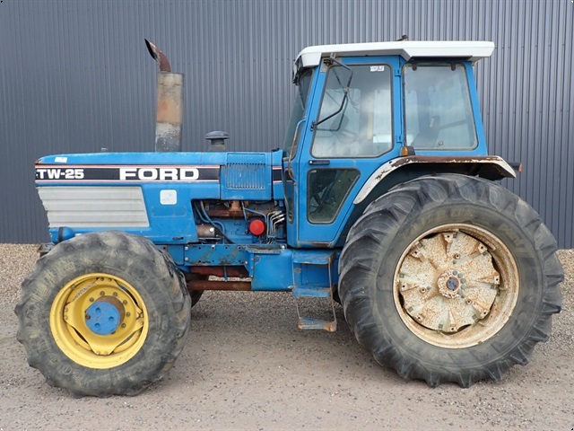 Ford TW25